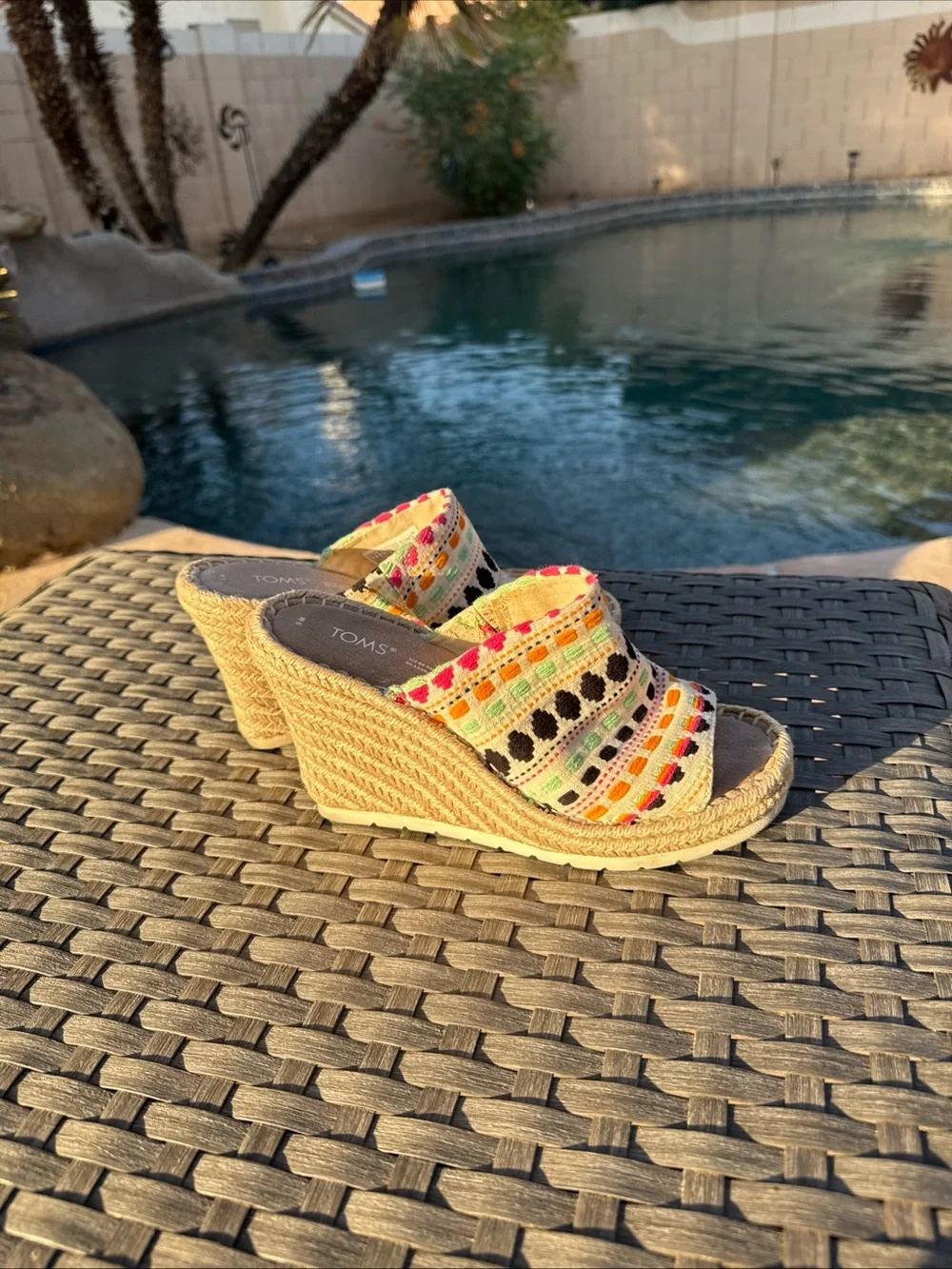 TOMS Monica Mule Wedge Heels EUC 6 Multi-Color Woven Geometric Espadrille